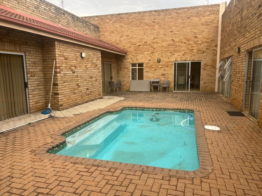 5 Bedroom Property for Sale in Potchefstroom South North West